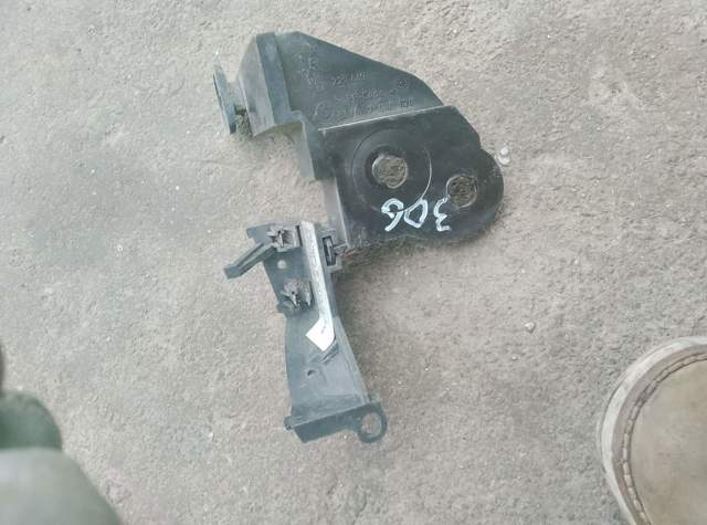 Кронштейн кріплення крила переднього правого, передній