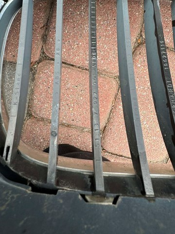 Решетка радиатора левая