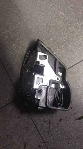 Замок двери задней левой