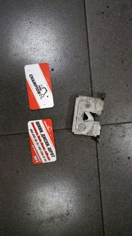 Замок капота