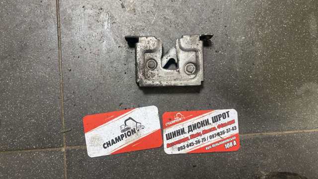 Замок капота