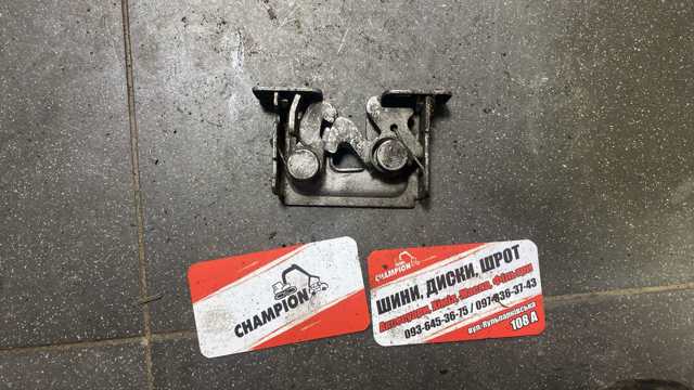 Замок капота