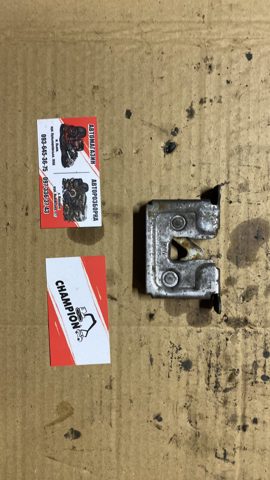 Замок капота