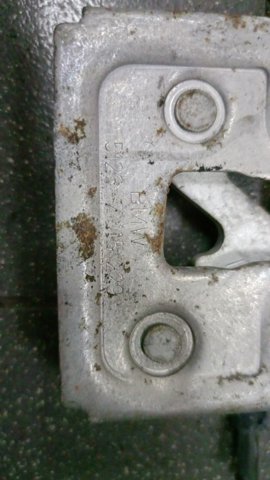 Замок капота