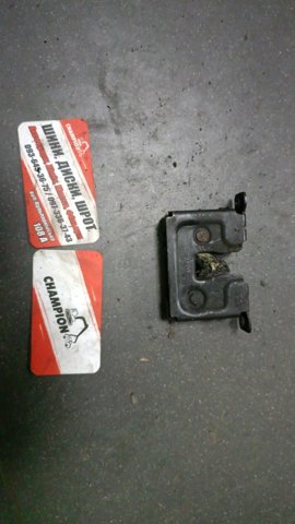 Замок капота