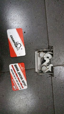 Замок капота