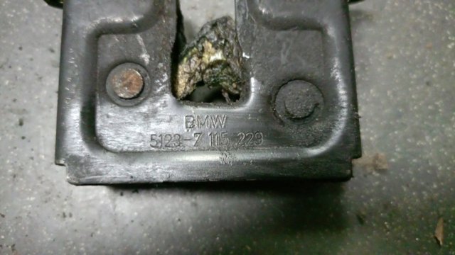 Замок капота