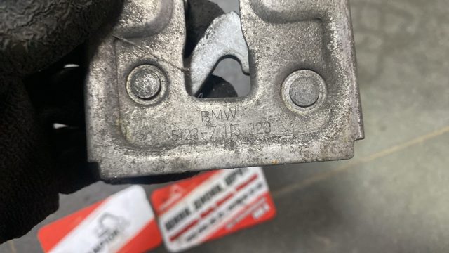 Замок капота