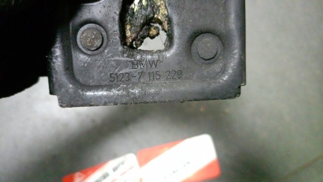 Замок капота