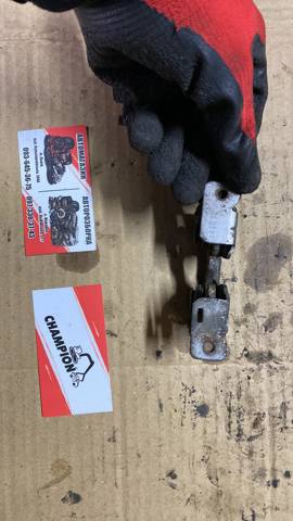 Замок капота