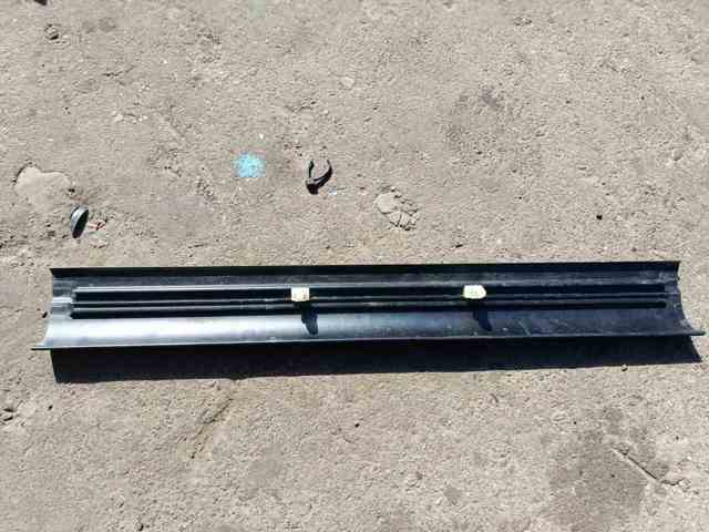 Накладка дверного порогу внутрішня, передня ліва