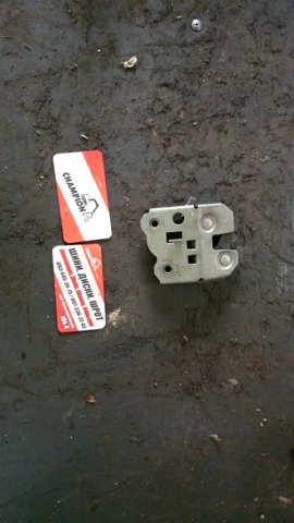 Замок задней двери левый