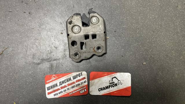 Замок задней двери левый