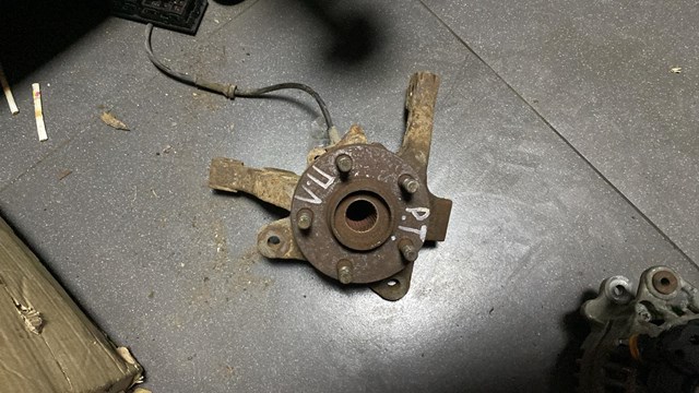 Цапфа (поворотный кулак) передний левый