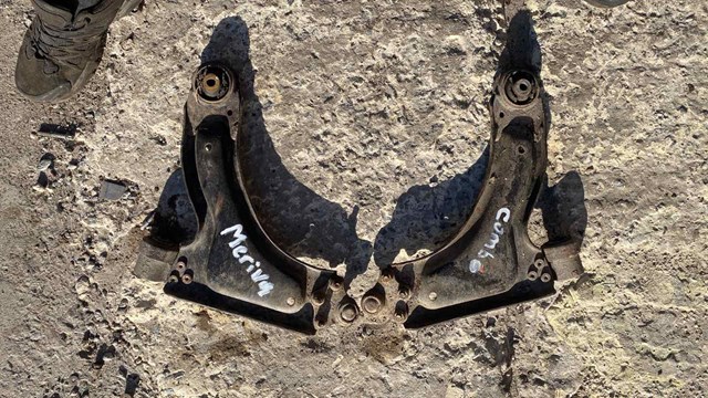 Рычаг передней подвески нижний правый