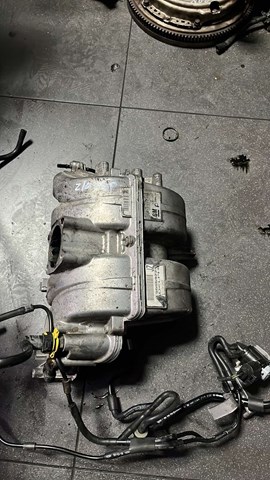 Впускной коллектор 55559225 OPEL
