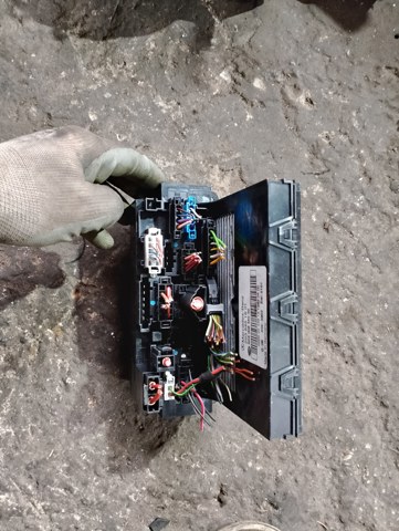 Блок реле предохранителей передний