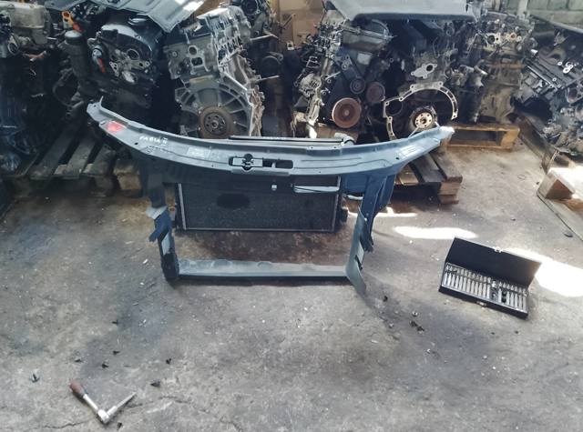 Панель передня