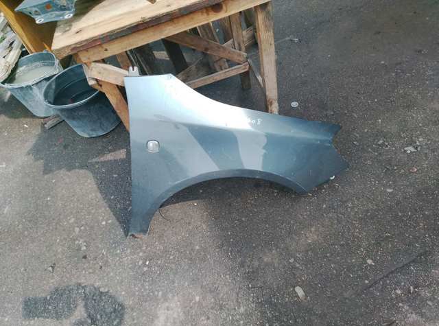 Крило переднє праве