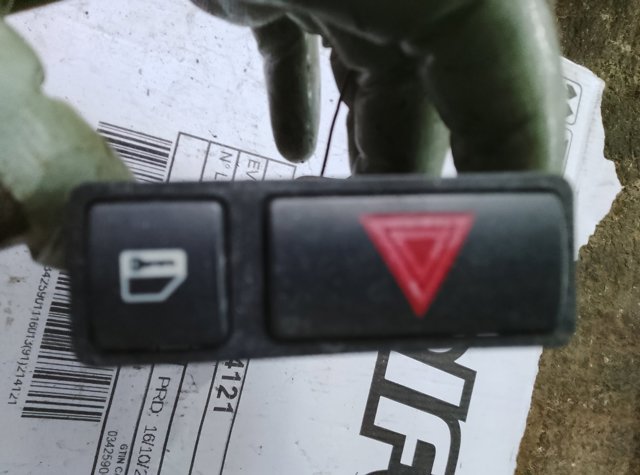 Кнопка ввімкнення аварійного сигналу