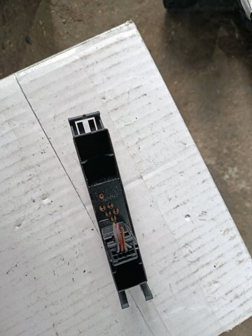 Кнопка вмикання двигуна склопідіймача передня ліва