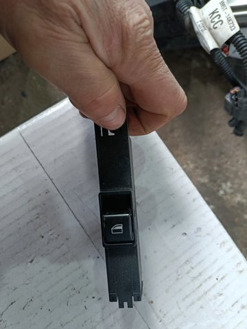 Кнопка вмикання двигуна склопідіймача передня ліва