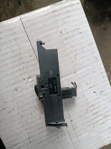 Кнопка вмикання двигуна склопідіймача передня ліва