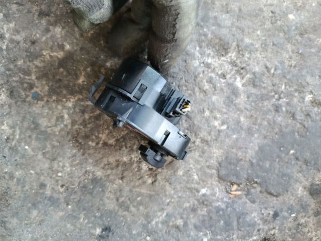 Замок відкривання лючка бензобаку