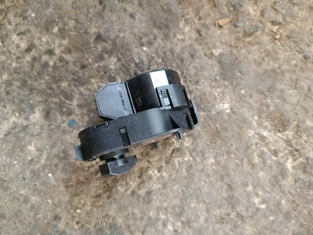 Замок відкривання лючка бензобаку