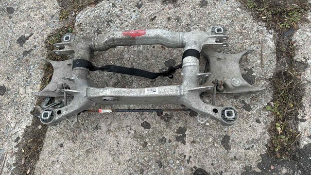 Задня траверса