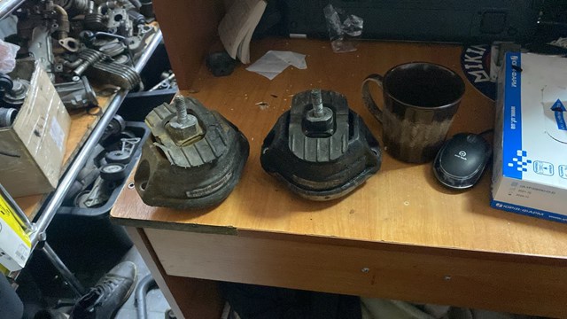 Подушка двигуна