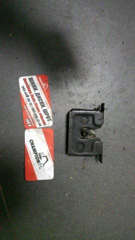 Замок капота