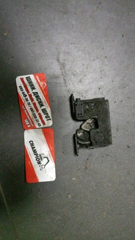 Замок капота