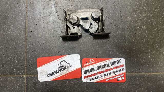 Замок капота