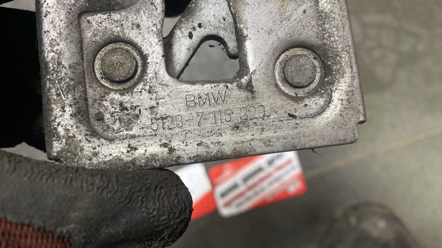 Замок капота