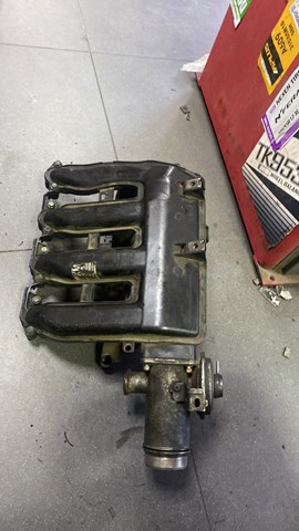 Колектор впускний