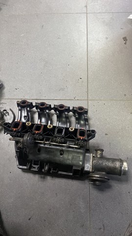 Колектор впускний