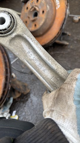 Рычаг задней подвески верхний левый/правый