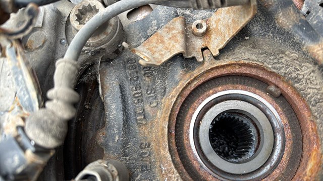 VAG 7L0505436B Цапфа (поворотный кулак) задний правый в наличии Полтава