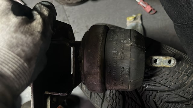 Подушка (опора) двигуна, ліва