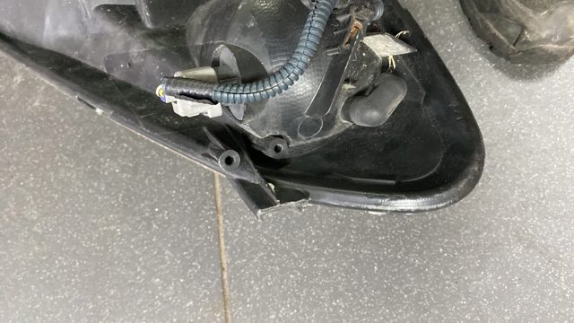 Фара левая кріплення дефект