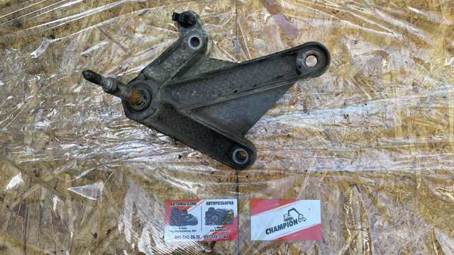 Кронштейн подушки коробки передач 8200043084 RENAULT
