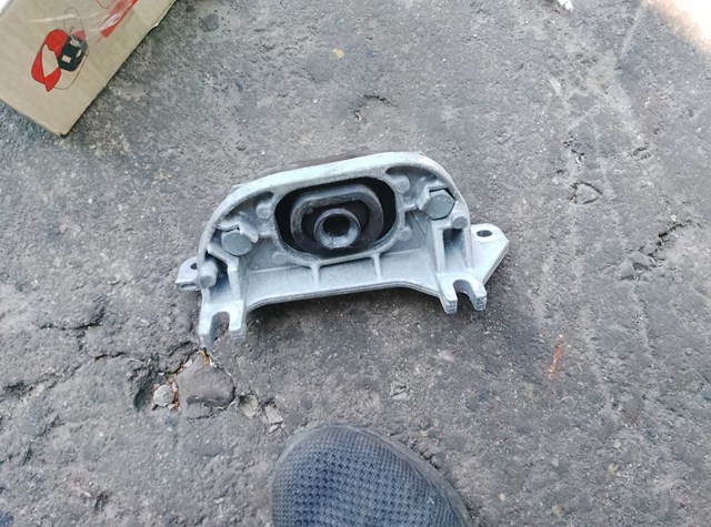 Кронштейн подушки (опоры) двигателя, левой 8200216113 RENAULT