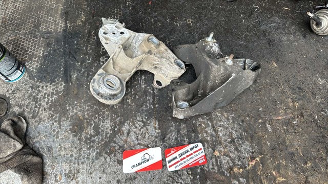 Кронштейн подушки (опоры) двигателя, левой 8D0199351H VAG