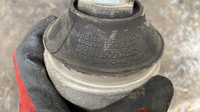 VAG 8D0199379 Подушка (опора) двигателя левая в наличии Запорожье