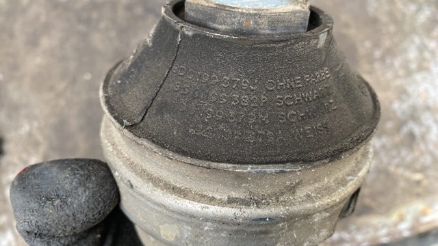 Подушка (опора) двигуна, права — фото 3