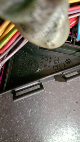 Блок запобіжників задній, салонний