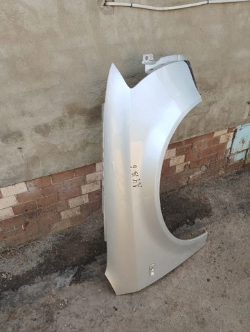 Крило переднє праве