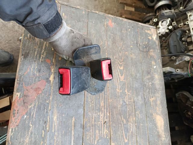 Кріплення ремня заді — фото 1