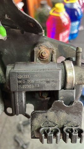 Клапан соленоид регулирования заслонки EGR 8E0906627C VAG